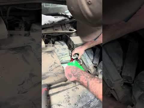 How to replace the battery on 2016 Nissan Murano in 2 minutes #automobile #mechanic #cars #battery