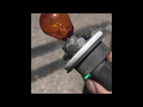 2016 Jeep Patriot (front turn signal light replacement)